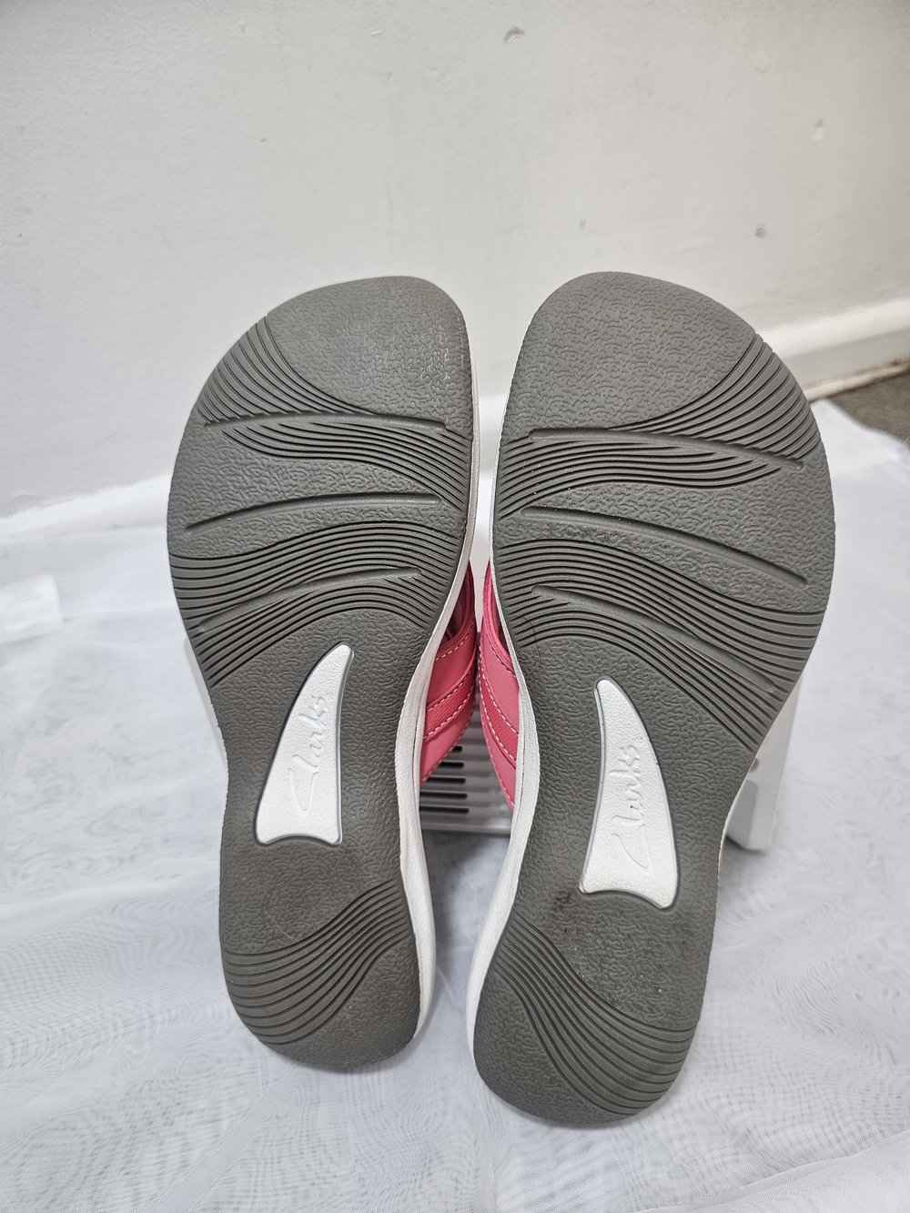 Clarks Women's Pink Gray Floral Thong Sandals Slip On Leather Cushioned Size 10 - Picture 14 of 16